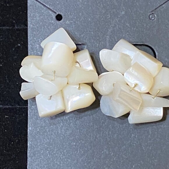 Vintage Mother Of Pearl Cluster Screw-Back Earrings - Picture 2 of 5